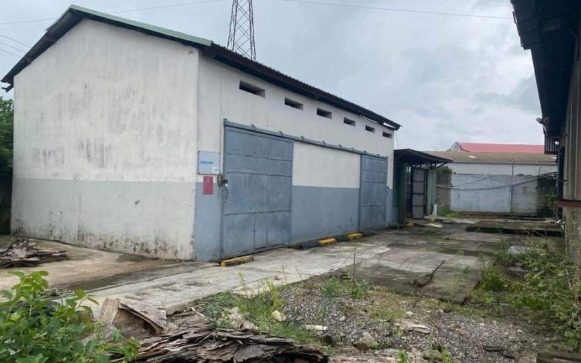 Industrial property with warehouses on land measuring 19,000 square meter.