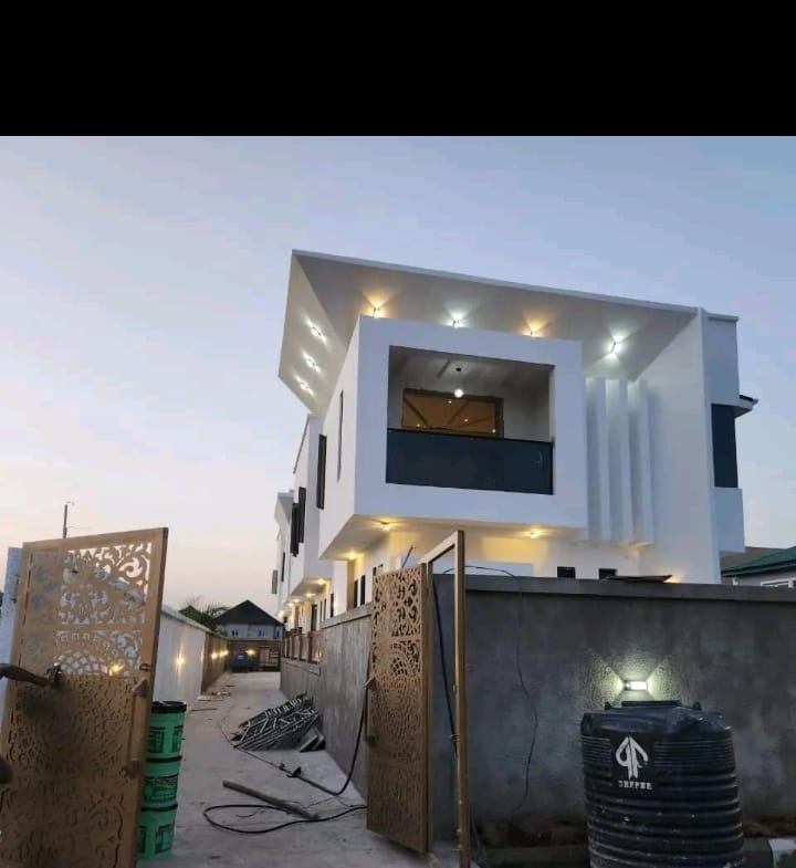 A 4 Bedroom duplex, with nice location, good drinkable water, Swimming pool, good space for parking 5 cars.